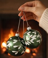 Eucalyptus grøn glas julekugler med hvide blade